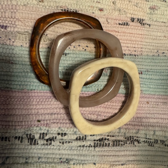 🌸Pretty Vintage Set of Three Thick solid Lucite Square Stack Bangle Bracelet set - Picture 2 of 2